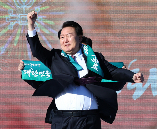 Ŵ, ѵ  T1 "츮  迡 ˷" 